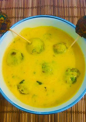 A picture of Punjabi Styled Kadhi Pakora-Spinach Onion Fritters Dunked In Sour and Tangy Yogurt Curry😋.