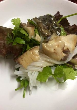 Hình của món Rau sống cuốn bún và cá hấp.