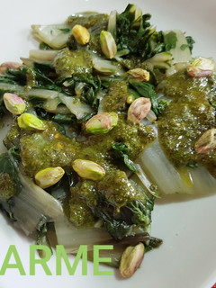 Una foto de Acelgas con pistachos y salsa pesto