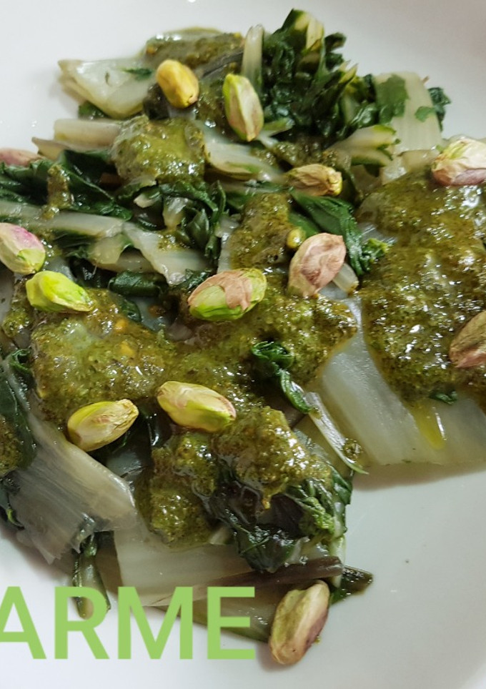 Una foto de Acelgas con pistachos y salsa pesto