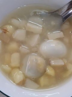 Hình của món Chè củ năng hạt sen trứng cút.