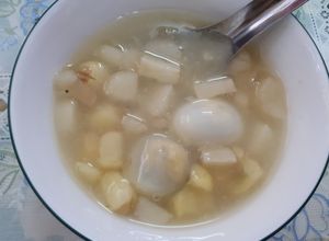 Hình của món Chè củ năng hạt sen trứng cút.