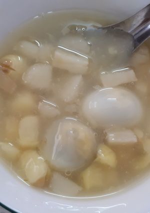 Hình của món Chè củ năng hạt sen trứng cút.