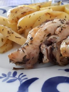 Una foto de Alitas de pollo y patatas a las especias