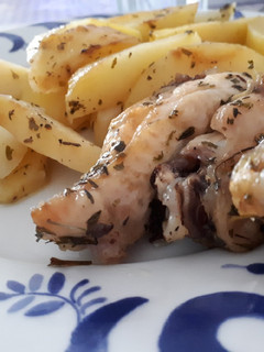 Una foto de Alitas de pollo y patatas a las especias