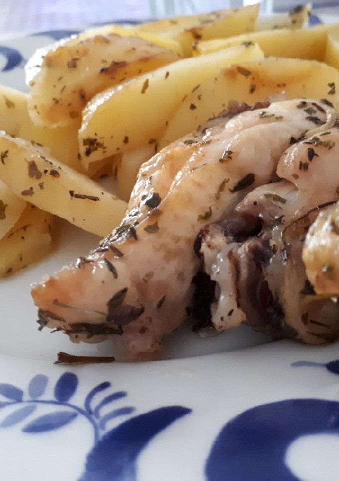 Una foto de Alitas de pollo y patatas a las especias
