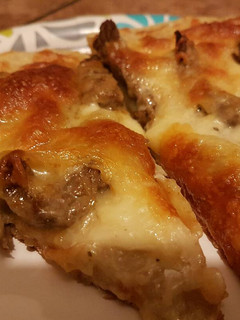 A picture of Steak pizza.