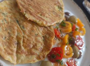 Foto principal de Tortitas saladas de Zucchini & Entrante de Tzaziki con aceitunas griegas & tomates cherry 🩵