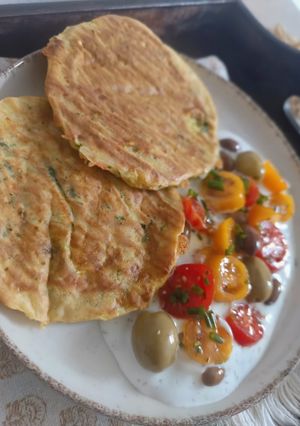 Una foto de Tortitas saladas de Zucchini & Entrante de Tzaziki con aceitunas griegas & tomates cherry 🩵