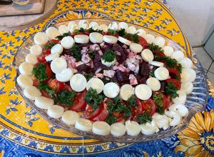 Une photo de Salade de tomates, coeurs de palmier et betteraves rouges au Saint Agur