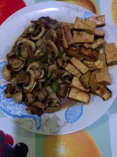 Una foto de Tofu con champiñones 🍄