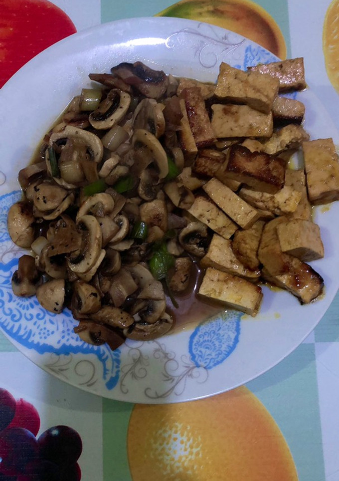 Una foto de Tofu con champiñones 🍄