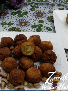 A picture of Kela Muluk or Semolina Jaggery Balls.