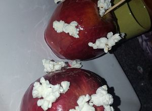 Una foto de Manzana Acaramelada con pochoclos🍎