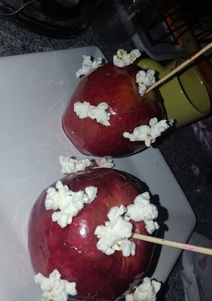 Una foto de Manzana Acaramelada con pochoclos🍎