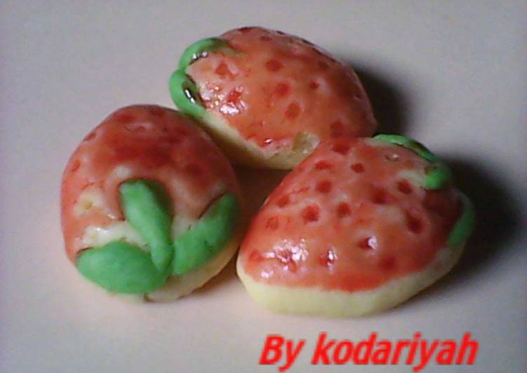 Nastar bentuk strawberry
