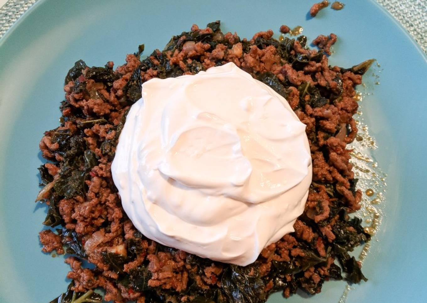 Kale with minced beef and garlic yogurt sauce