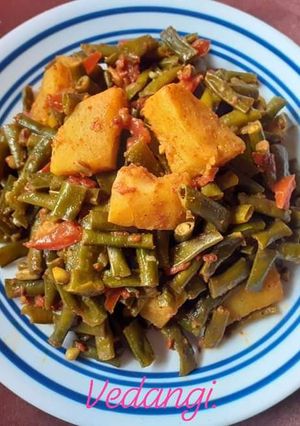 A picture of Long beans with potato and capsicum.