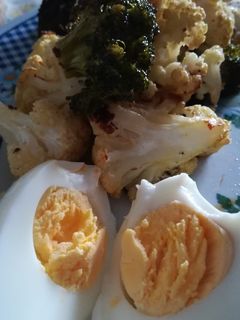 Una foto de Brócoli, coliflor y huevo al horno