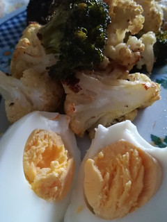 Una foto de Brócoli, coliflor y huevo al horno