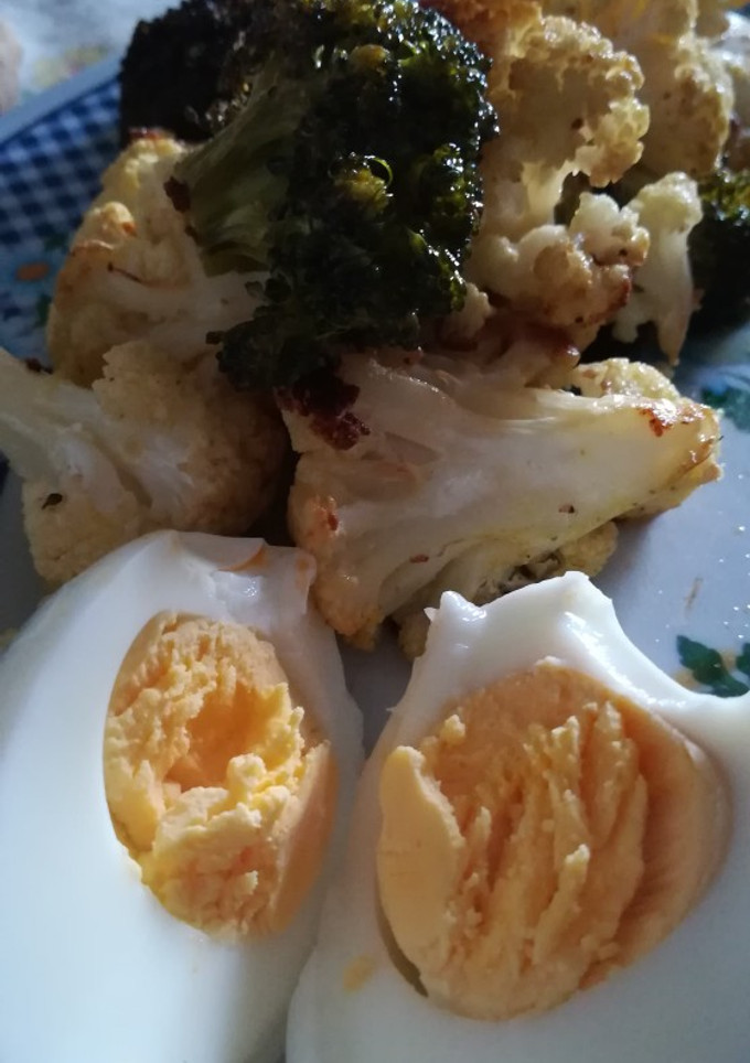 Una foto de Brócoli, coliflor y huevo al horno