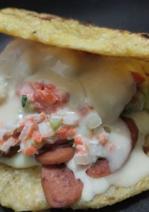 Una foto de Arepa🫓rellena de queso🧀salchicha🌭y ensalada🍅🧅🥕