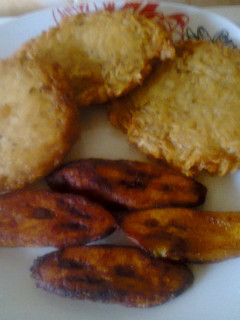 A picture of Wateryam Pancake(Ojojo)and fried plantain.