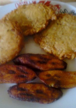A picture of Wateryam Pancake(Ojojo)and fried plantain.