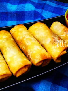 चीज़ी वेज स्प्रिंग रोल (cheesy veg spring roll recipe in Hindi) रेसिपी मुख्य फोटो