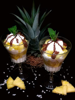 Una foto de Postre individual de piña, yogur, miel y chocolate