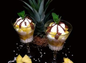 Foto principal de Postre individual de piña, yogur, miel y chocolate