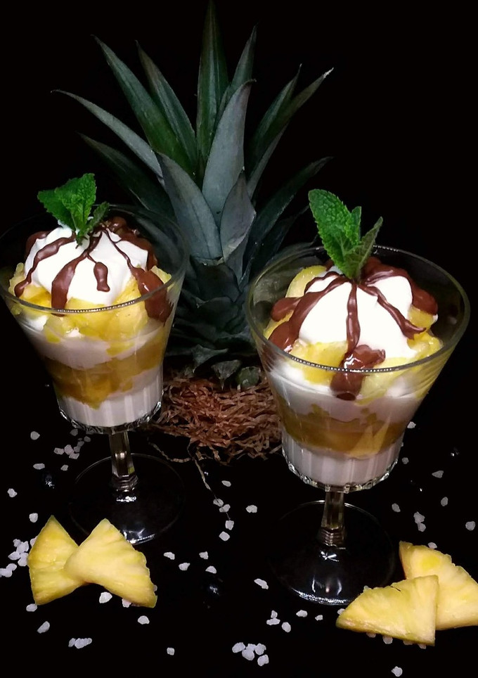 Una foto de Postre individual de piña, yogur, miel y chocolate