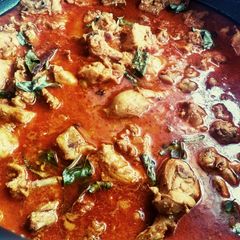 A picture of Tomato chicken curry.