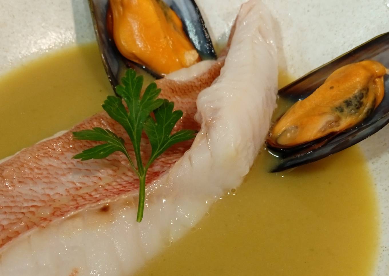 Gallineta con caldo de mejillones