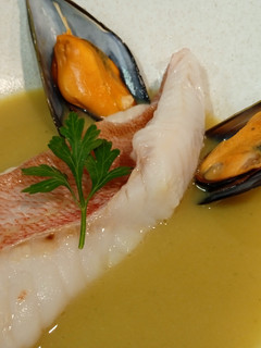 Una foto de Gallineta con caldo de mejillones