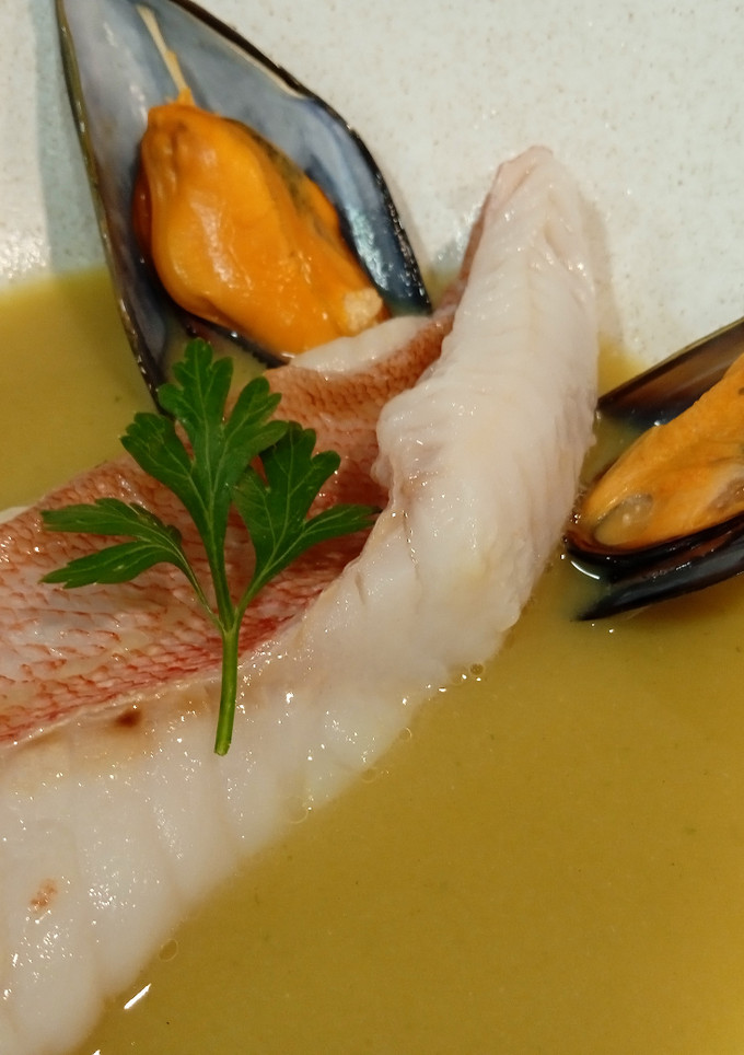 Una foto de Gallineta con caldo de mejillones