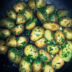 A picture of Butter, garlic and parsley potatoes.