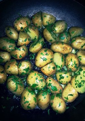 A picture of Butter, garlic and parsley potatoes.
