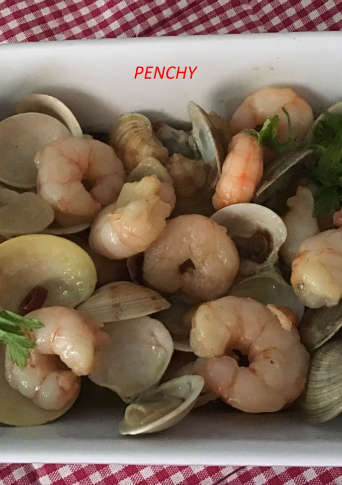 Una foto de Gambas con chirlas al brandy de jerez