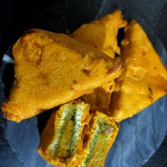 A picture of Bread Pakoda.