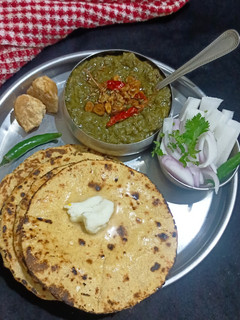 सरसों का साग, मक्के की रोटी (sarson ka saag, Makki ka roti recipe in Hindi) रेसिपी मुख्य फोटो