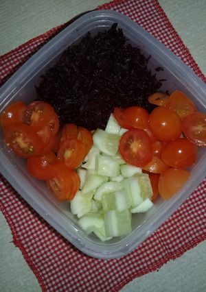 Una foto de Ensalada mixta tomate, pepino y remolacha🤗🍅