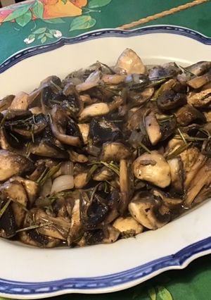 Une photo de Champignons de paris ail et romarin à la sauce huître