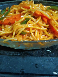 સેઝવાન નૂડલ્સ (Schezwan Noodles Recipe In Gujarati) રેસીપી મુખ્ય ફોટો