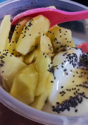 Hình của món Eat Clean : Táo sữa chua phết mật ong.