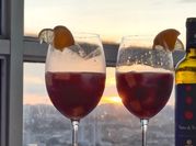 Una foto de bebidas con lima