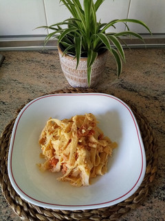 Una foto de Nidos al huevo con queso feta y tomates cherry