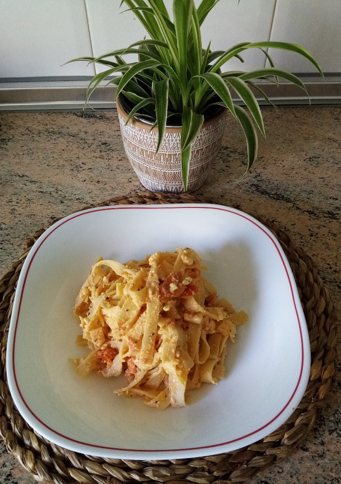 Una foto de Nidos al huevo con queso feta y tomates cherry