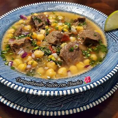 Carne de res con garbanzo en su jugo? Receta de Compartiendo sazón con  Claudia ?.- Cookpad