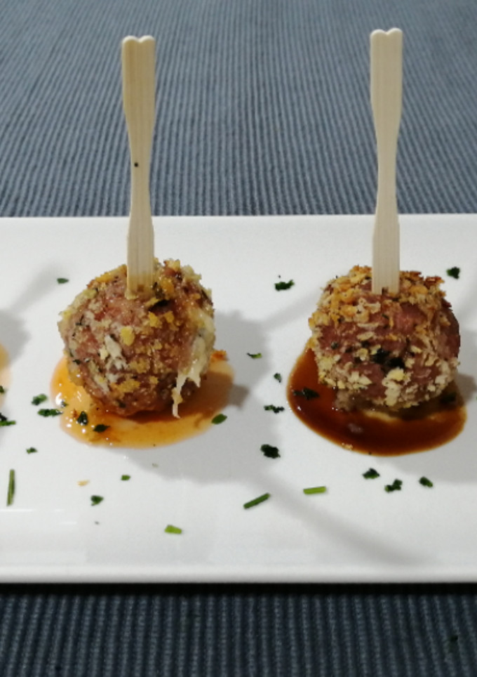 Una foto de Albóndigas rellenas de cheddar en freidora de aire